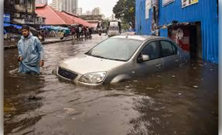 मुंबई में मूसलाधार बारिश से जनजीवन अस्त-व्यस्त, कई इलाके जलमग्न; रेड अलर्ट जारी
