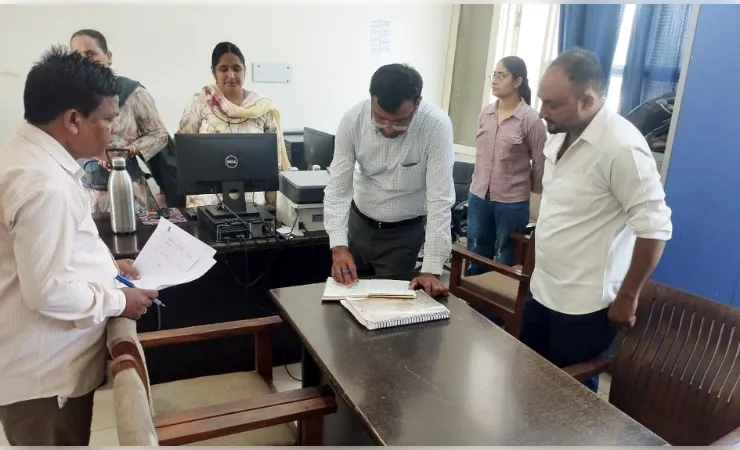 फतेहाबाद जिला पर एसडीएम के औचक निरीक्षण में गैर-हाजिर कर्मचारियों को नोटिस