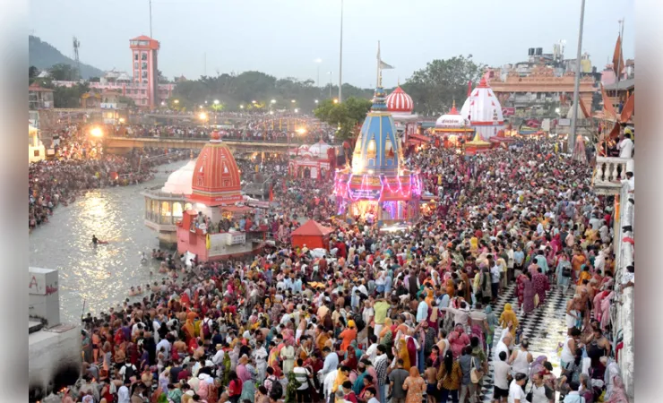 धर्मनगरी हरिद्वार में तड़के सुबह से सोमवती अमावस्या पर में उमड़ा आस्था का जनसैलाब
