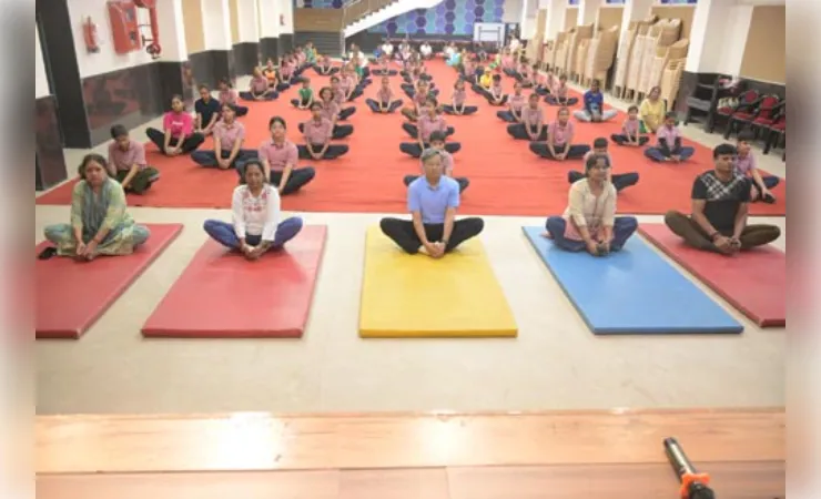 अंतरराष्ट्रीय योग दिवस के अवसर पर विद्यार्थियों, शिक्षकों एवं अभिभावकों ने किया सामूहिक योगाभ्यास