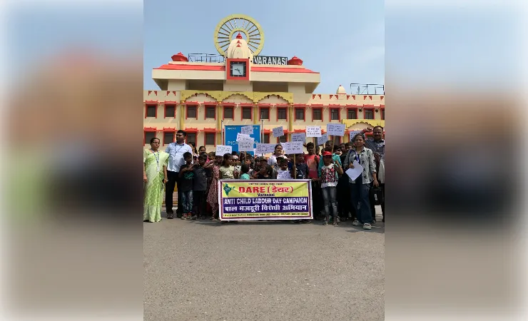  विश्व बाल श्रम निषेध दिवस पर कूड़ा बीनने और भीख मांगने वाले बच्चों ने निकाली रैली 