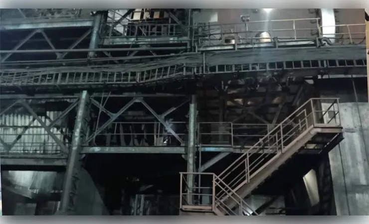 कुसुम स्मेल्टर्स प्लांट में गर्म स्पंज आयरन की चपेट में आने से तीन मजदूर झुलसे, उपचार जारी