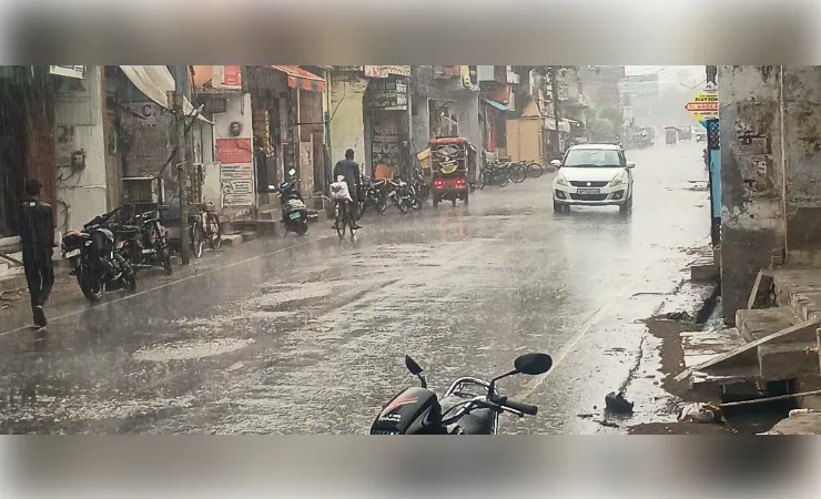 आंधी-बारिश से जौनपुर का मौसम हुआ सुहाना, तापमान में गिरावट से मिली  राहत