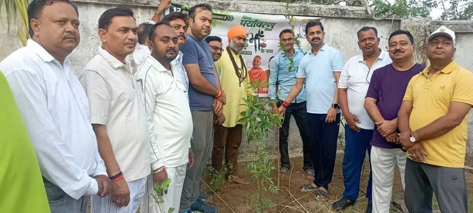 महोबा में ‘एक पेड़ मां के नाम’ अभियान के तहत हुआ वृक्षारोपण, एमएलसी जितेंद्र सिंह सेंगर ने किया शुभारंभ