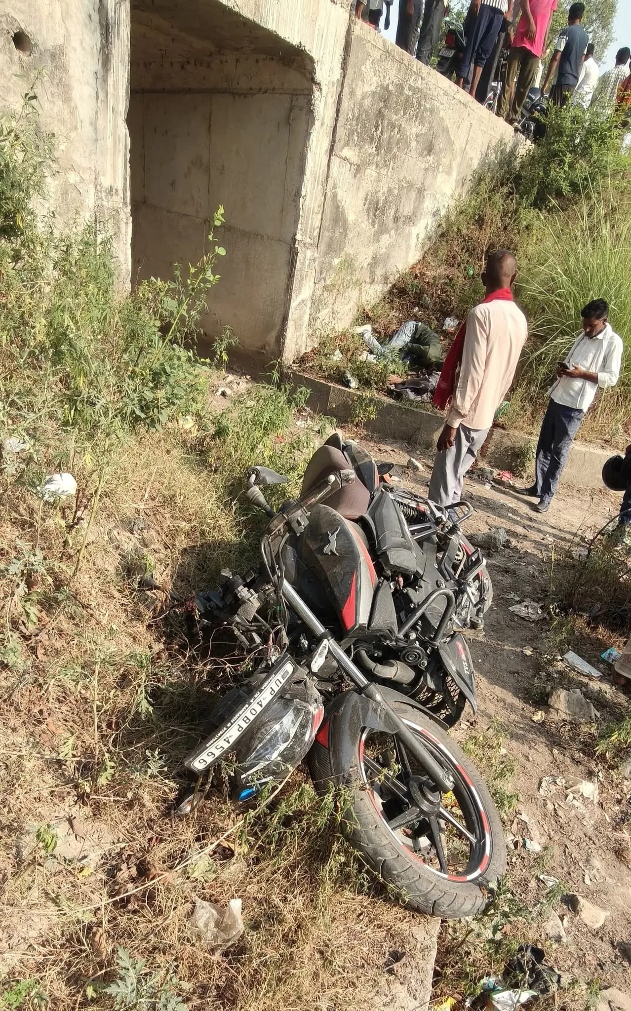 बहराइच:पुलिया से टकराई तेज रफ्तार बाइक, दो सगे भाइयों समेत तीन की दर्दनाक मौत, गांव में पसरा मातम 
