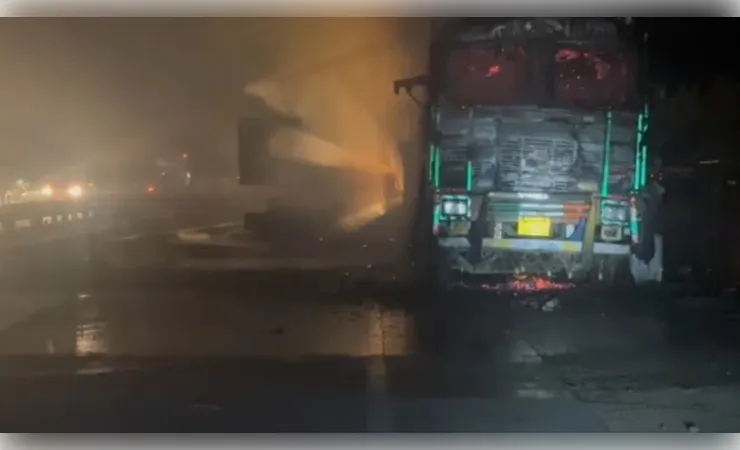 हैदरगढ़ हाईवे: ट्रेलर-ट्रक की भिड़ंत के बाद लगी आग, दो की जिंदा जलकर मौत