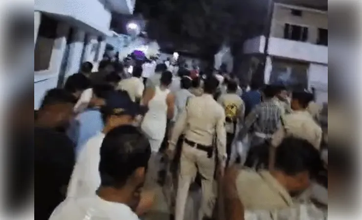 सड़क हादसे के बाद दो पक्षों में हुई हिंसक झड़प, आरोपी घरों में ताले लगाकर फरार