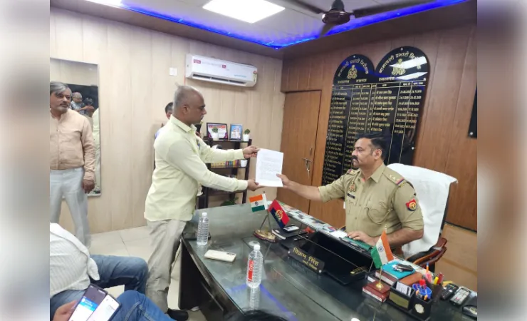 प्रमुख सचिव प्रदीप कुमार दुबे के खिलाफ पुलिस में शिकायत दर्ज कराने के लिए तहरीर