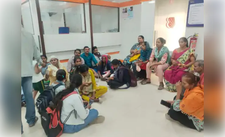 बैंक ऑफ बड़ौदा की शाखा में फर्श पर लेटे ग्राहक, एफडी के नाम पर लाखों रुपए लेने के आरोप 
