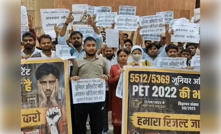 यूपीएससी मुख्यालय के बाहर जूनियर असिस्टेंट अभ्यर्थियों का प्रदर्शन