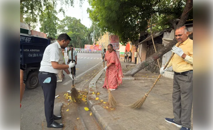 पर्यावरण दिवस: महापौर और नगर आयुक्त ने झाड़ू लगाकर दिया स्वच्छता का सन्देश