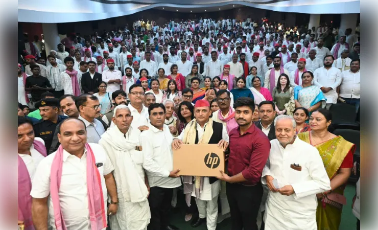 सीबीएसई टॉपर को लैपटॉप देकर अखिलेश यादव ने किया सम्मानित