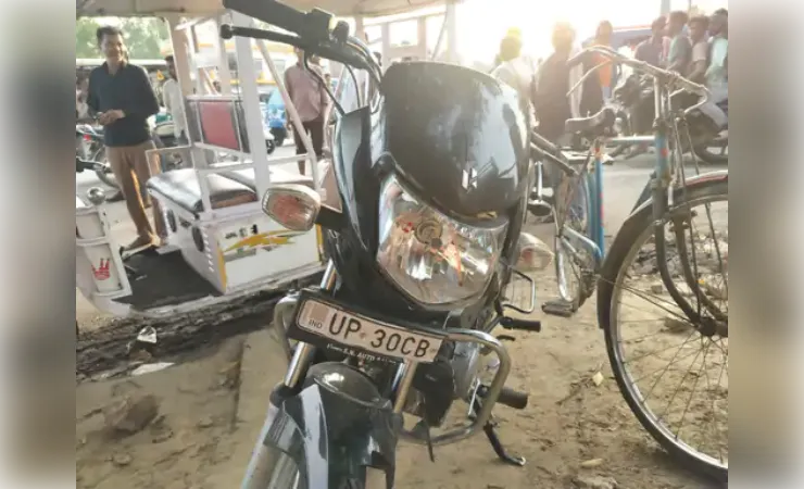 ई-रिक्शा से टकराई बाइक, हादसे से मची अफरा-तफरी, युवक गंभीर रूप से घायल