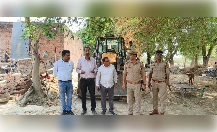 अवैध प्लाटिंग पर चला बुलडोजर, अमौसी में लाखो कीमत की भूमि कराई कब्ज़ा मुक्त