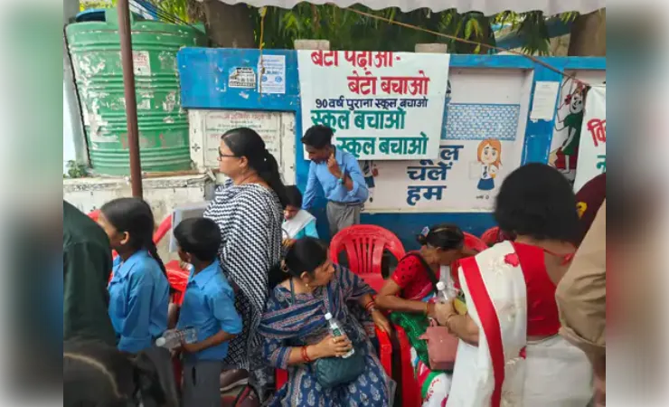 90 साल पुराना स्कूल बंद करने के विरोध में प्रदर्शन, बच्चों और टीचर्स ने की नारेबाजी 