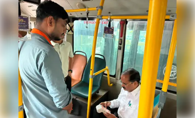 आम यात्री बनकर आगरा नगर आयुक्त ने किया सिटी बस में सफर, पकड़ी टिकट चोरी