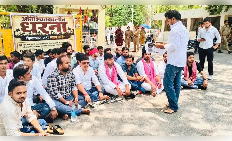 छात्रों के निलंबन और अर्थदंड लगाने के विरोध में धरना, निष्काशन रद्द करने ​की मांग
