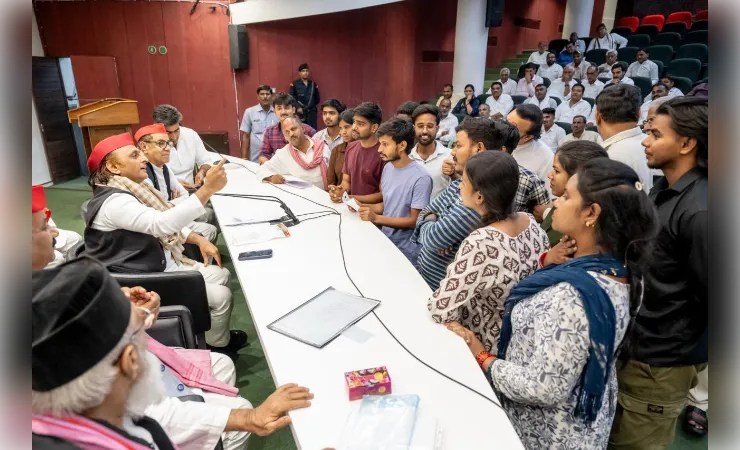 बीएससी नर्सिंग छात्रों ने पूर्व सीएम से की मुलाकात, परीक्षा से जुड़ी समस्याएं बताई