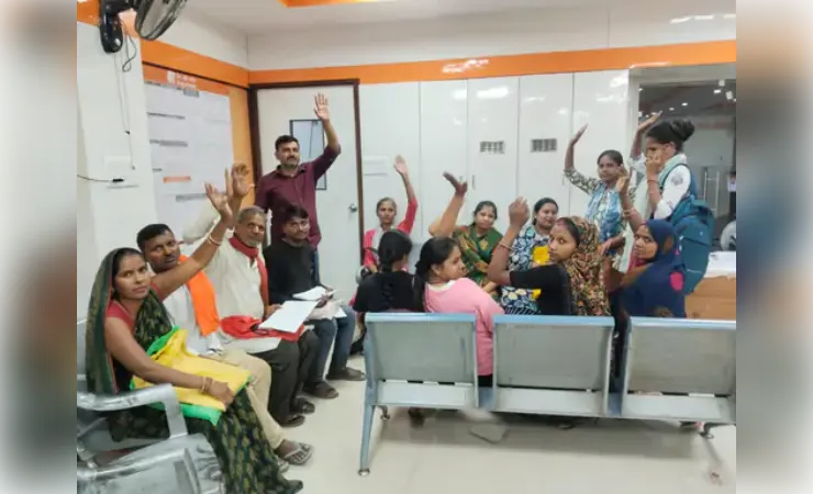 एफडी घोटाले मामले को लेकर बैंक ऑफ बड़ौदा में खाताधारकों का प्रदर्शन