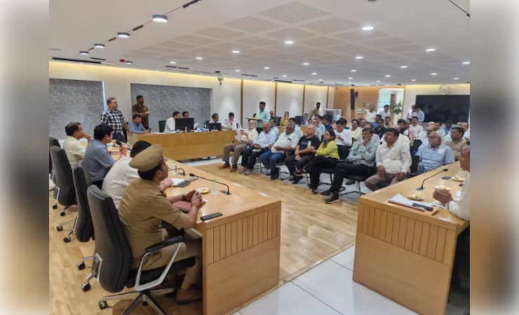 योग दिवस को लेकर बैठक, बहुमंजिला सोसाइटी में लोगों को योग अभ्यास से जोड़ने की अपील