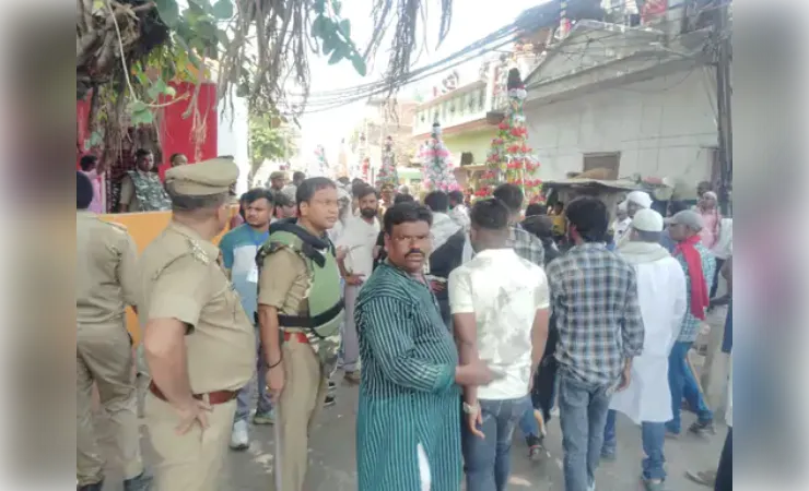 जुलूस के साथ भारी संख्या में पुलिस बल मौजूद, मड़ियांव में निकला मोहर्रम का जुलूस