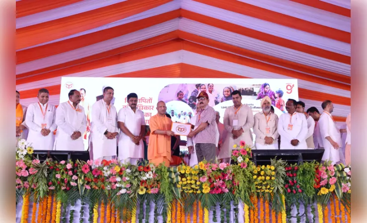सीएम योगी ने बढ़ापुर में 1645 विस्थापित परिवारों व पूर्व सैनिकों को दिए भूमिधरी अधिकार पत्र