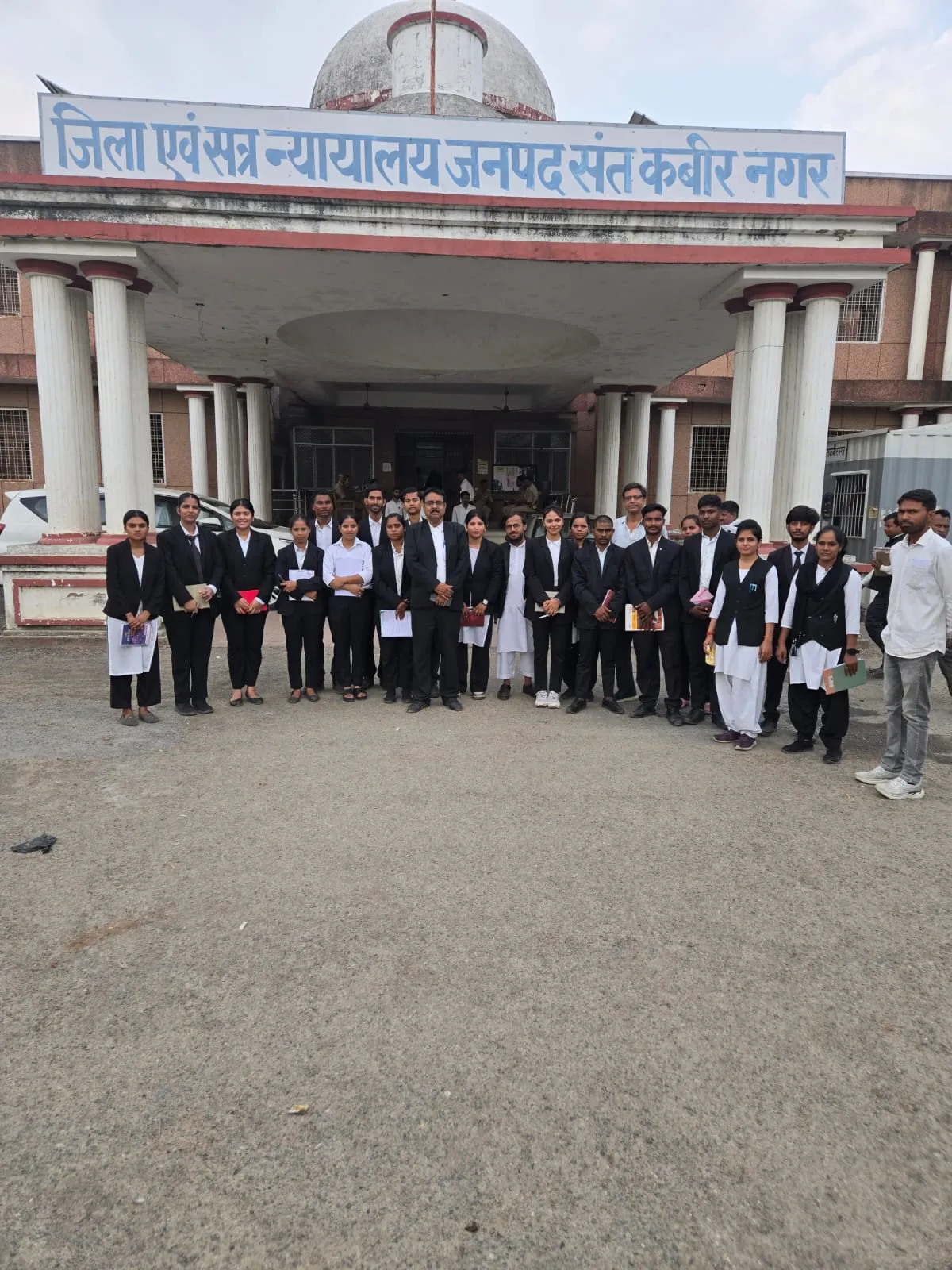 विधि छात्र/छात्राएं इंटर्नशिप कार्यक्रम के तहत कोर्ट प्रक्रिया से हुए रुबरु