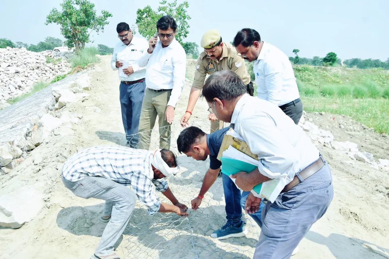 ऐरा-अम्बरपुर तटबंध के स्पर पुनरोद्धार कार्य का डीएम ने किया स्थलीय निरीक्षण, समयबद्धता सुनिश्चित करने के निर्देश