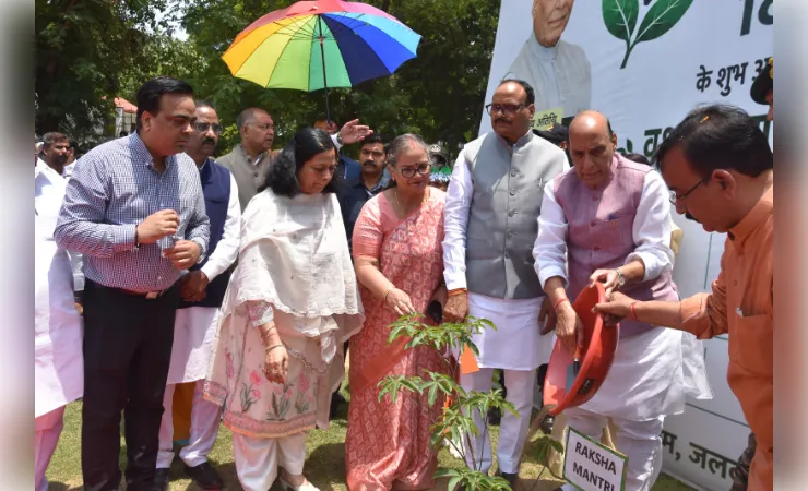 लखनऊ में रक्षामंत्री ने लगाया शमी का पौधा, पर्यावरण संरक्षण का दिया संदेश