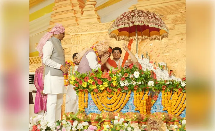 आप रक्षामंत्री हैं, राष्ट्र की रक्षा का दायित्व आपके कंधों पर: रामभद्राचार्य