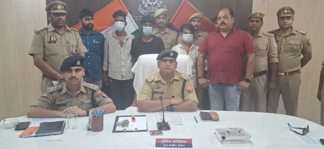 संतकबीरनगर पुलिस द्वारा झपटमारी के मामले से सम्बन्धित 03 अभियुक्तों को किया गया गिरफ्तार