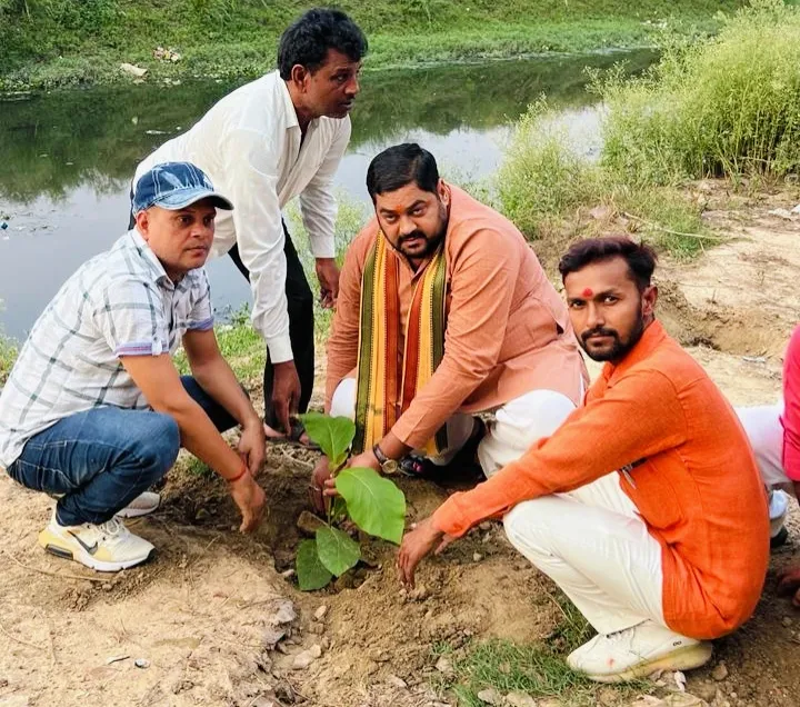 वृक्षारोपण अभियान को मुख्य अतिथि डॉक्टर मिथिलेश त्रिपाठी ने एक वृक्ष लगाकर किया शुभारंभ 