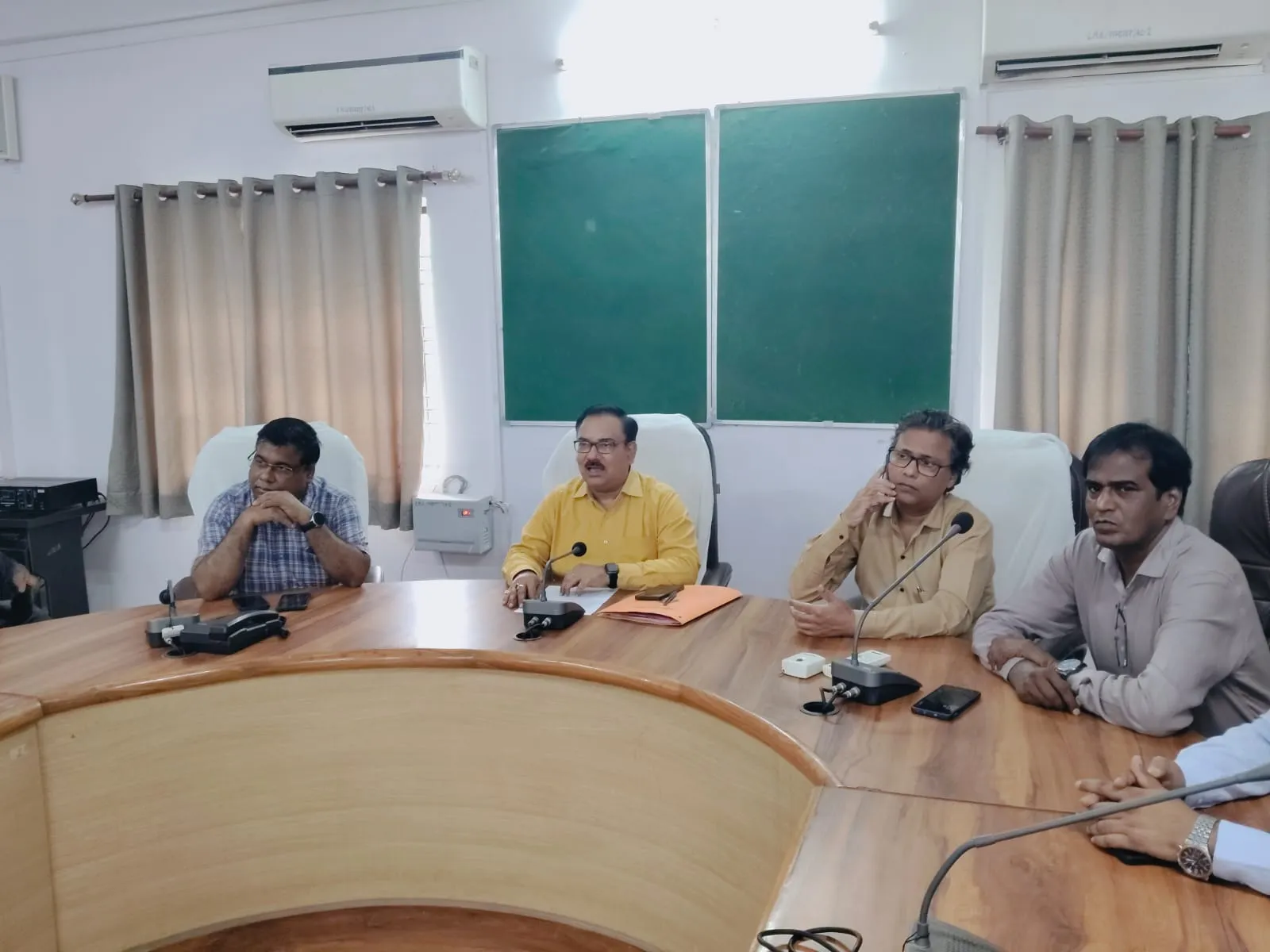 पर्यावरण संरक्षण को लेकर स्वास्थ्य विभाग के अधिकारियों व कर्मचारियों ने ली शपथ