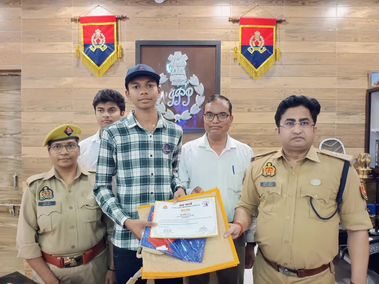 पुलिस अधीक्षक द्वारा अर्पित राज' को बैज लगाकर और किट प्रदान कर किया गया सम्मानित
