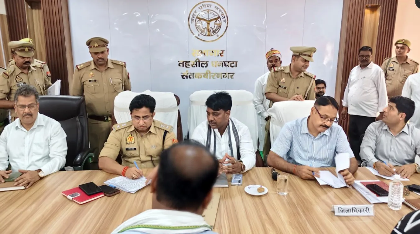 विधायक धनघटा एवं डीएम की उपस्थिति में धनघटा तहसील में सम्पूर्ण समाधान दिवस का हुआ आयोजन।