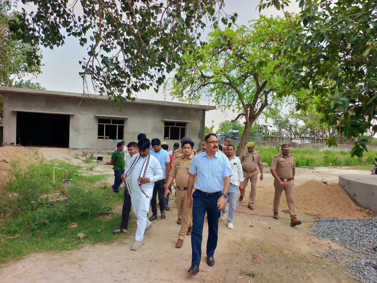 जिलाधिकारी व पुलिस अधीक्षक द्वारा थाना धनघटा परिसर में निर्माणाधीन मेस का किया गया निरीक्षण