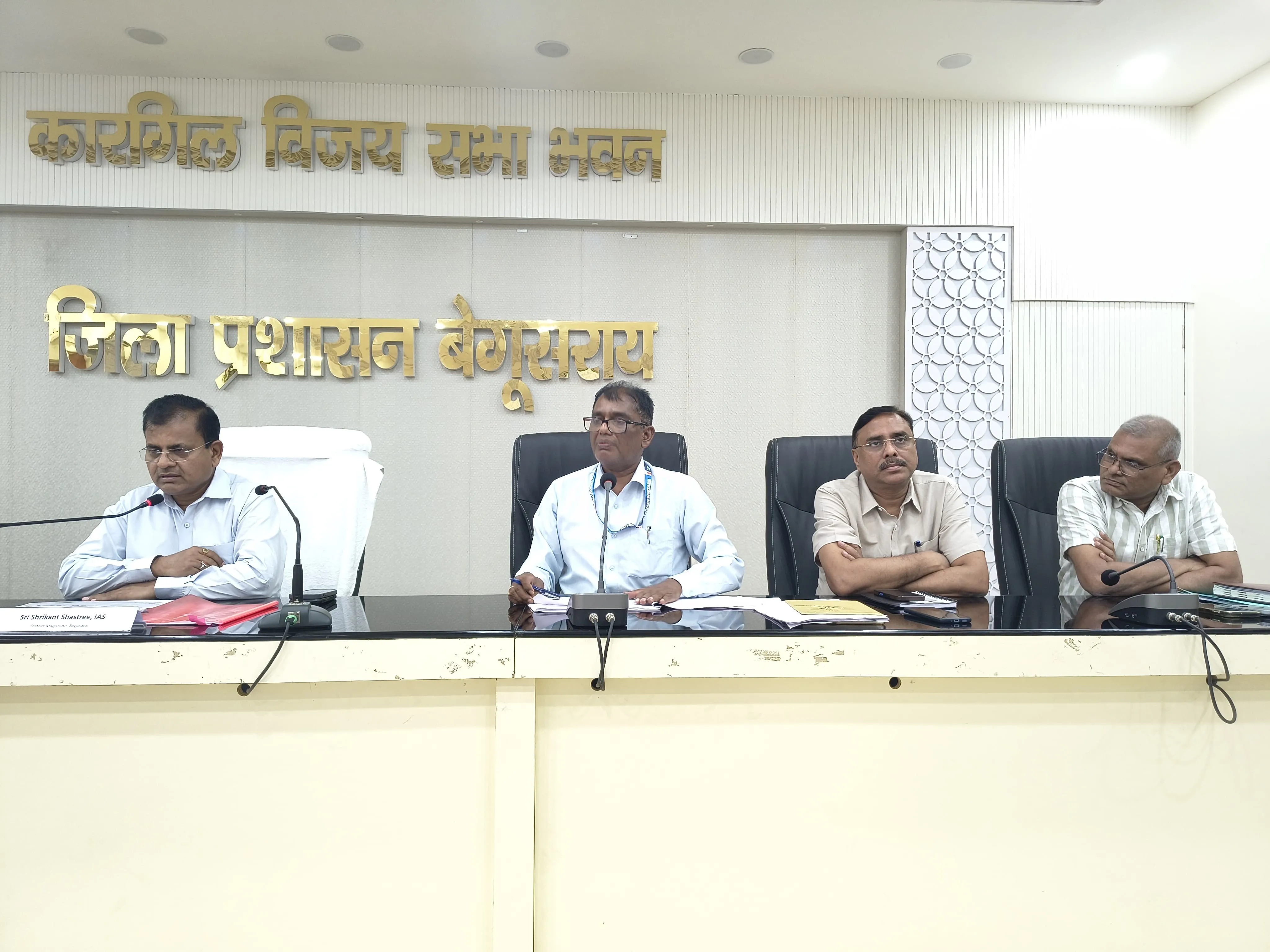 डीएम के जनता दरबार में दिए गए 382 आवेदनों पर नहीं हुई कार्रवाई 