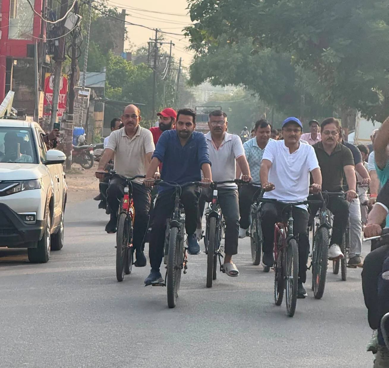 साइकिल चलाकर जिला जज ने विश्व साइकिल दिवस मनाया 