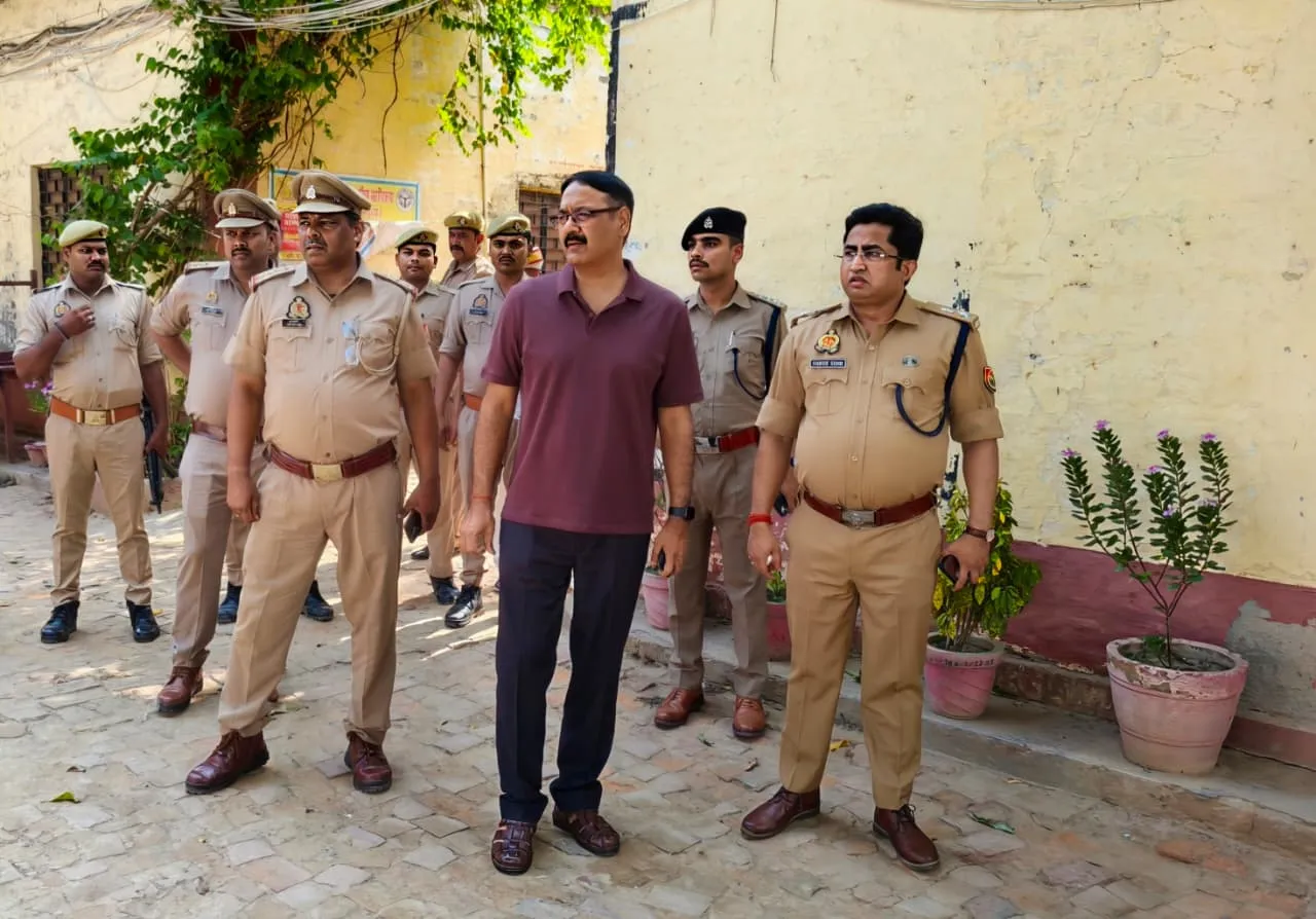 डीएम व एसपी द्वारा उ0प्र0 पुलिस भर्ती परीक्षा को ले परीक्षा केंद्रों का किया औचक निरीक्षण*। 