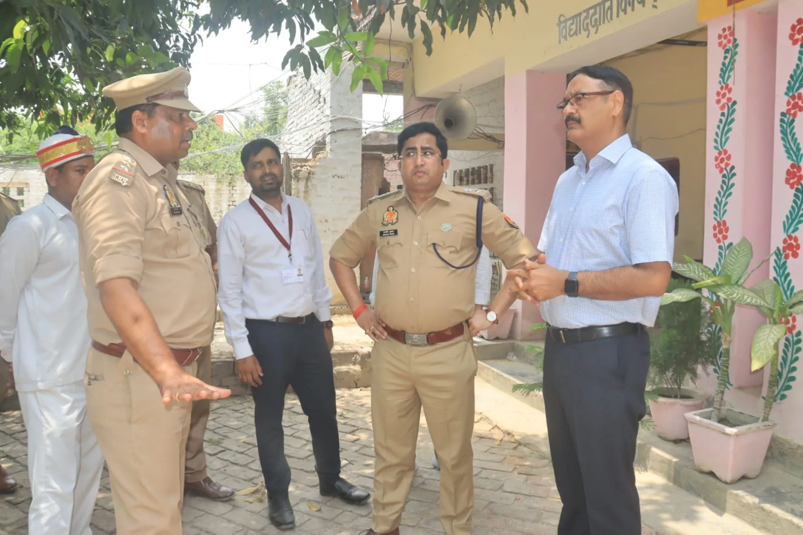 डीएम व एसपी द्वारा पुलिस भर्ती परीक्षा हेतु परीक्षा केंद्रों का किया औचक निरीक्षण