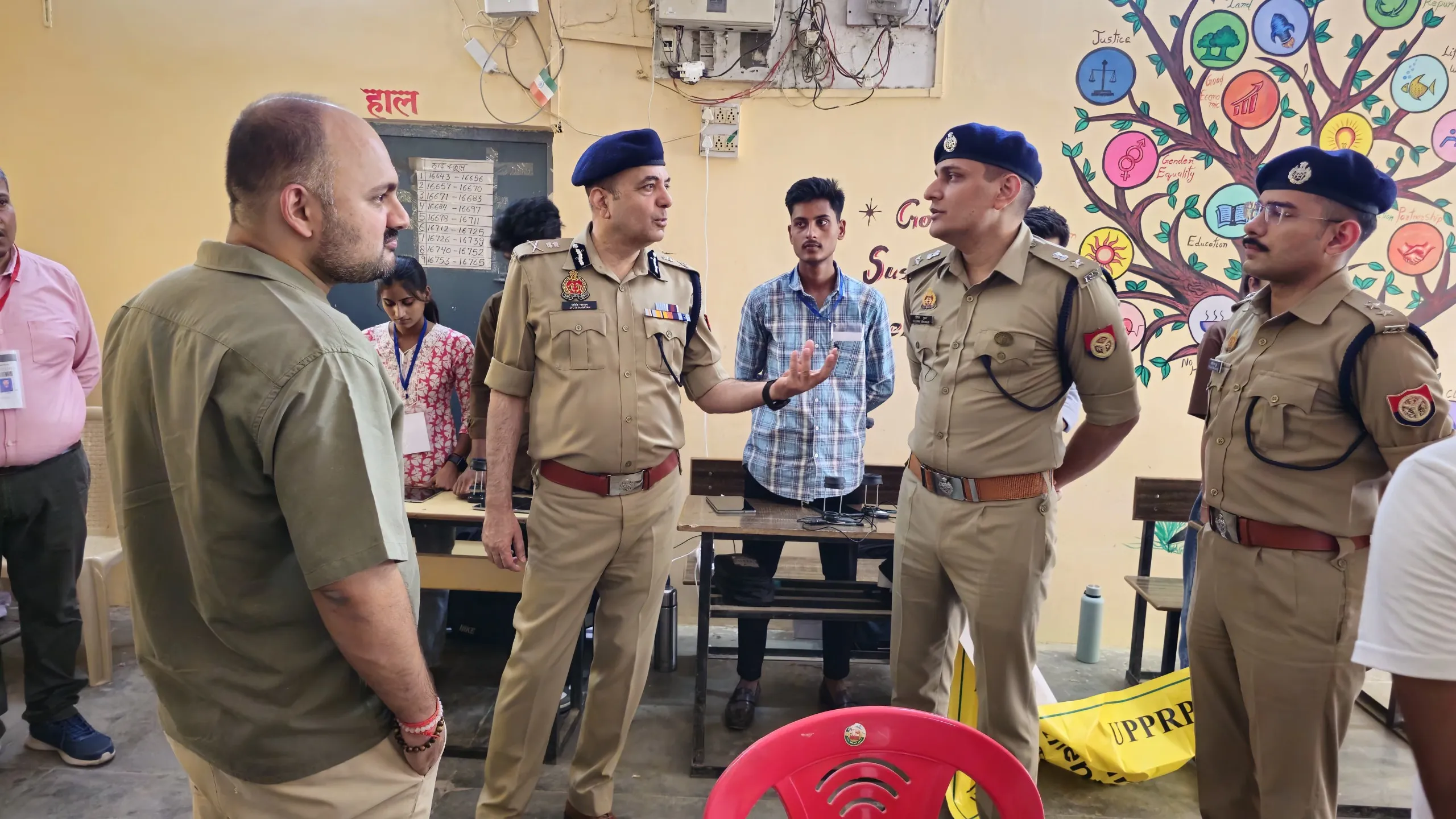  एडीजी प्रयागराज जोन ने प्रतापगढ़ में परीक्षा केंद्रों का किया औचक निरीक्षण, सुरक्षा व्यवस्था का लिया जायजा