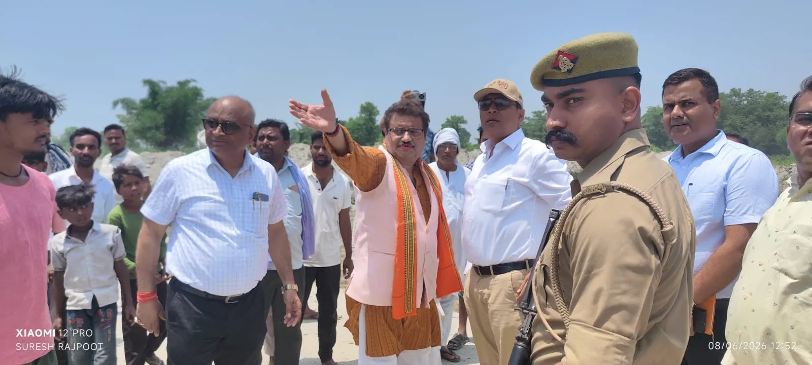 भाजपा नेता राजेश्वर सिंह के अनुरोध पर डीएम ने निघासन के ठाकुरपुरवा रपटा पुल एवं लालपुर बंधे का किया निरीक्षण।