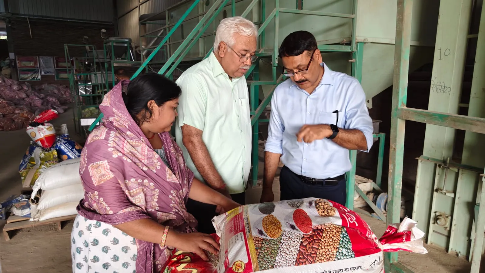 डीएम द्वारा निर्माणाधीन बस स्टेशन मुखलिसपुर एवं टीएचआर प्लांट नाथनगर का किया स्थलीय निरीक्षण।