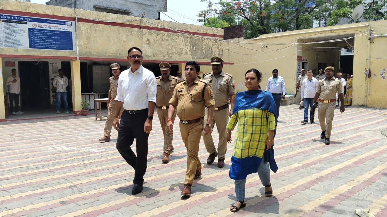 डीएम एसपी द्वारा परीक्षा केंद्रों का किया गया औचक निरीक्षण, दिये गये आवश्यक दिशा निर्देश