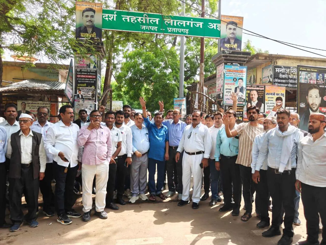 अधिवक्ता जागृति की मौत को लेकर साथियों में पनपा आक्रोश, किया प्रदर्शन