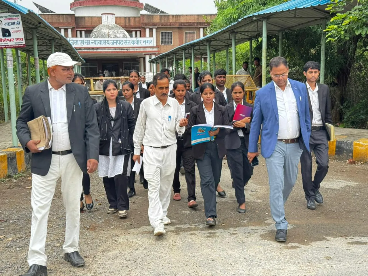 इंटर्नशिप कार्यक्रम के तहत विधि छात्र-छात्राओं ने देखा न्यायालय की कार्यवाही