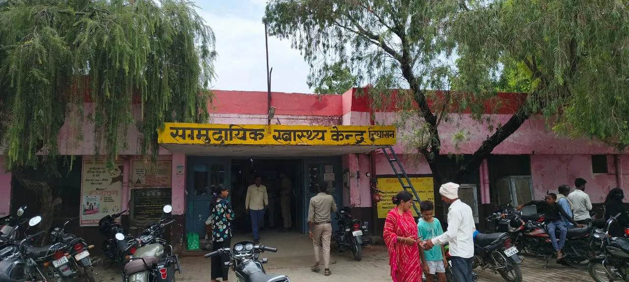 निघासन सीएचसी के रवैये से परेशान मरीज, बाहर से दवाएं खरीदने को मजबूर