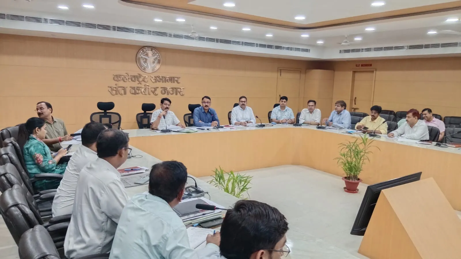 डीएम की अध्यक्षता में आईजीआरएस एवं कर-करेत्तर की  समीक्षा बैठक हुयी आयोजित।