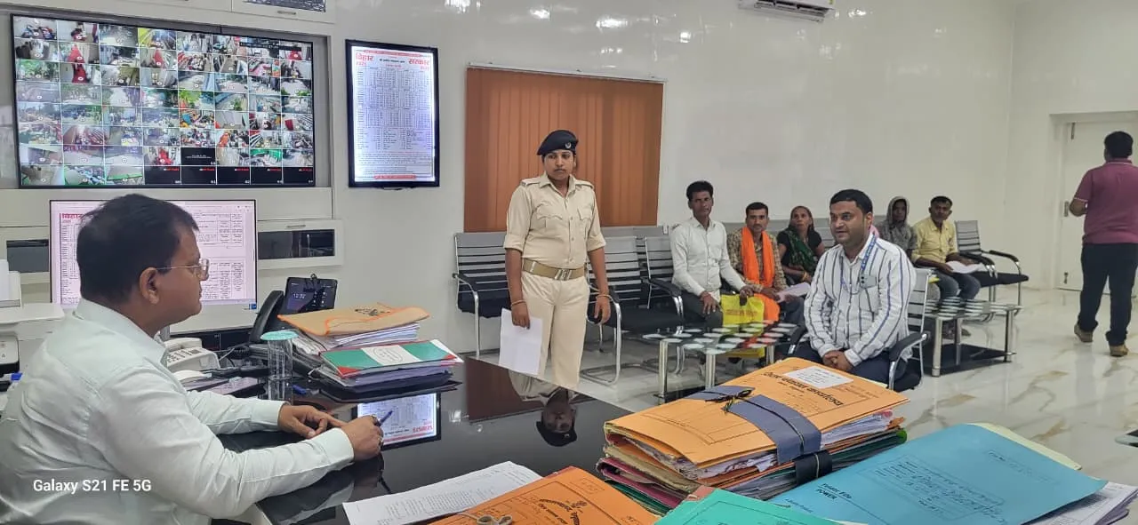डीएम के जनता दरबार में मायूस दिखे फरियादी, भगवान भरोसे कार्रवाई की लगाई उम्मीद 