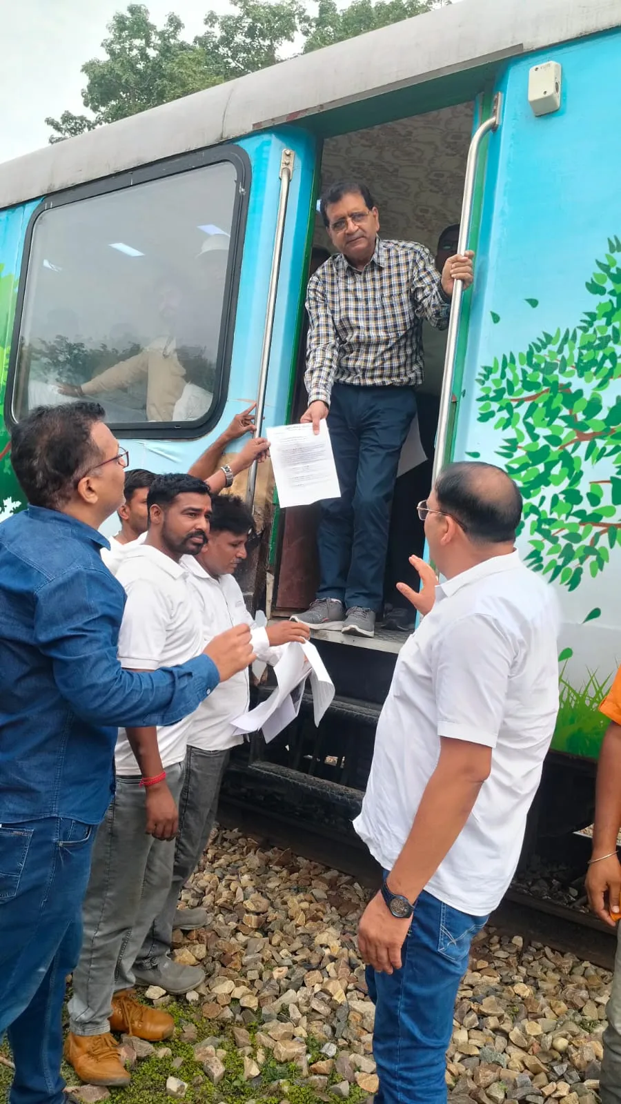ब्रॉडगेज रेल लाइन की मांग को लेकर व्यापारियों ने एजीएम विनोद कुमार को सौंपा ज्ञापन।